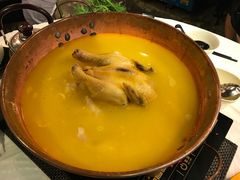 浓厚原只鸡煲花胶汤-鲜入围煮花胶鸡海鲜火锅