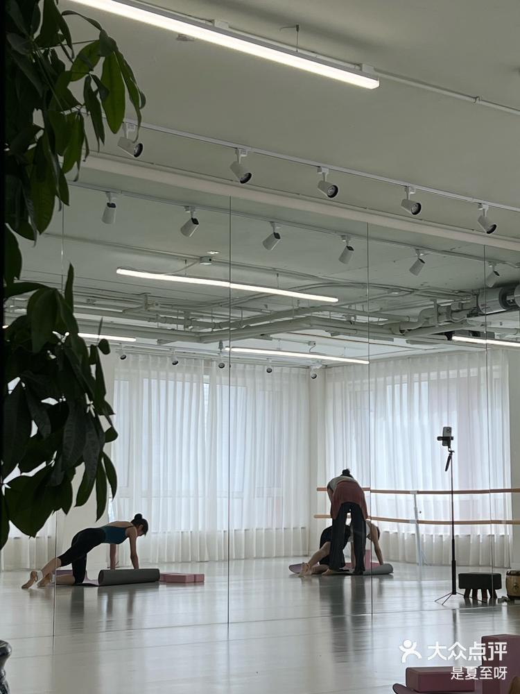 是夏至呀 7月5日 23:57 关注 周六日的活动就是待在舞房练功 #舞蹈课