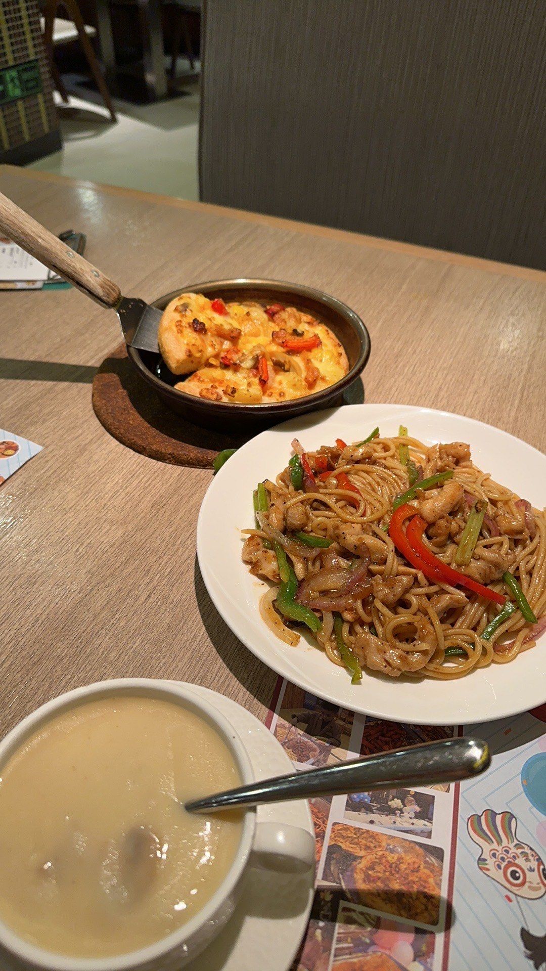 推荐,很喜欢吃.黑椒鸡肉意面是每次来的必