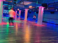 -奔马滚轴溜冰场