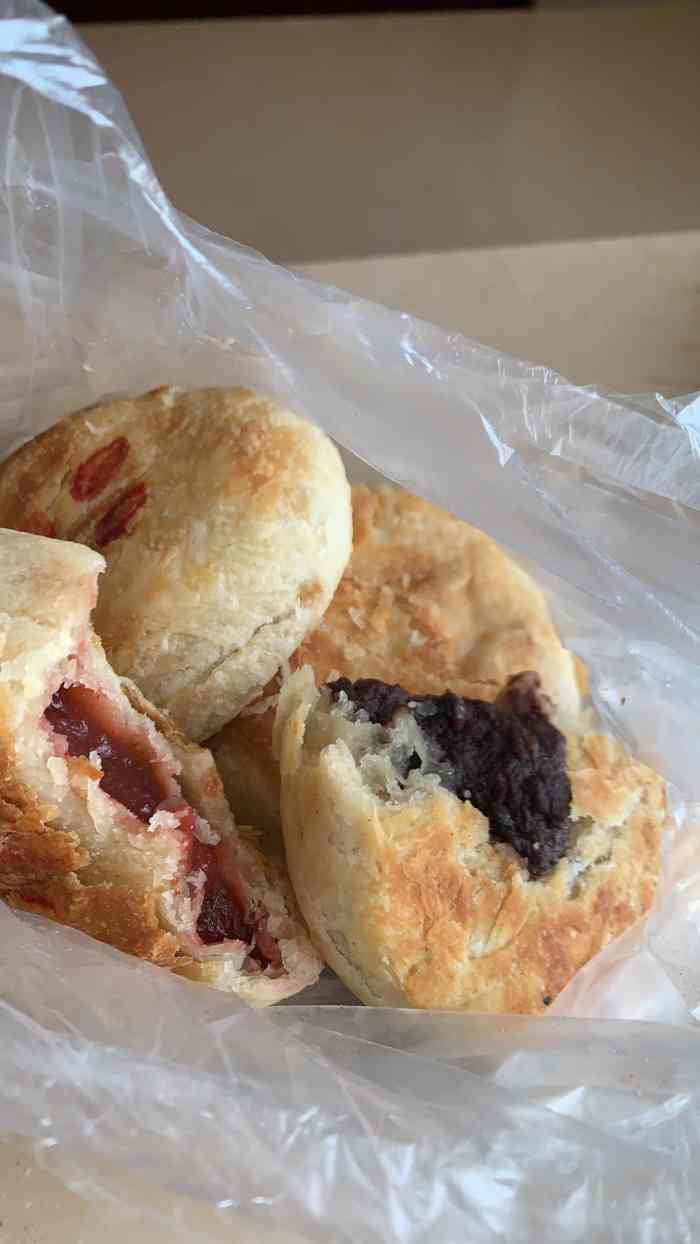 打分 古海道新美市场门口第一家烧饼王,各种馅料薄皮儿大馅酥皮,还有