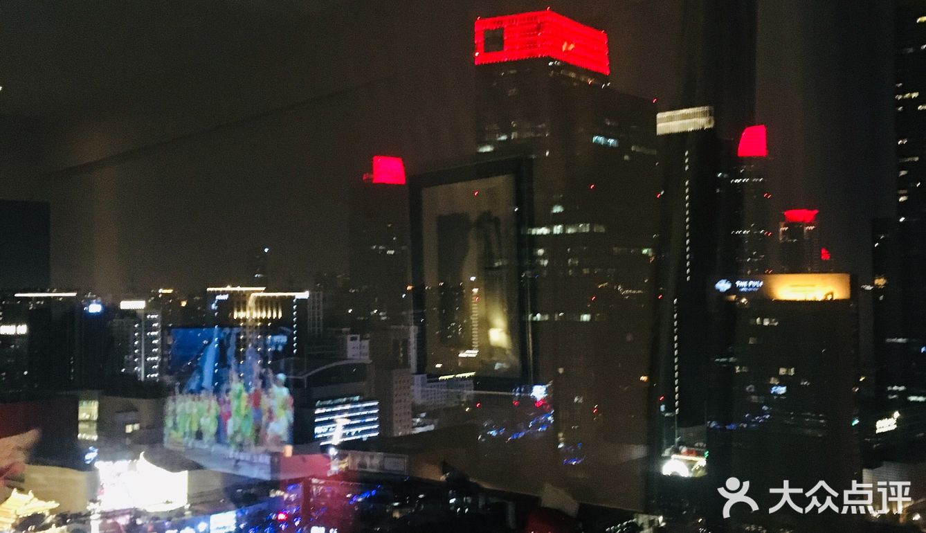 静安寺庙也不像往常那样十点多关了