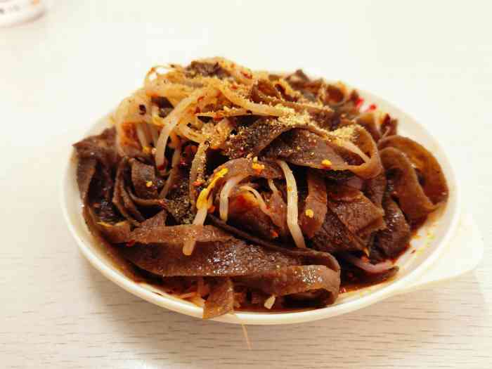 好多年没有吃擀面皮了这次路过商洛大家都推荐叶家擀面皮赶紧起了个大