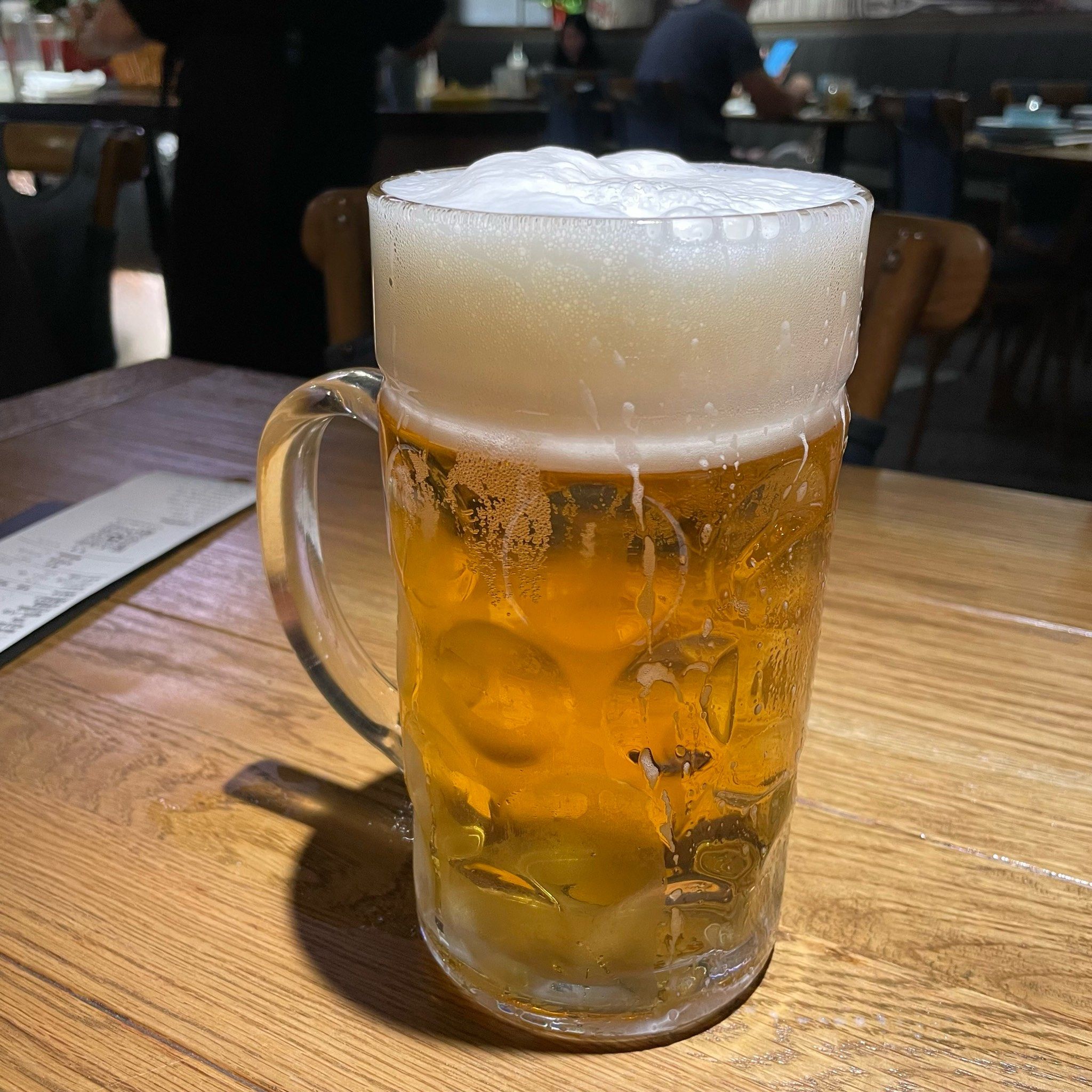 满满的啤酒杯