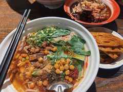 -爆炸头阿姨小四川正宗川味小吃(无任何分店)