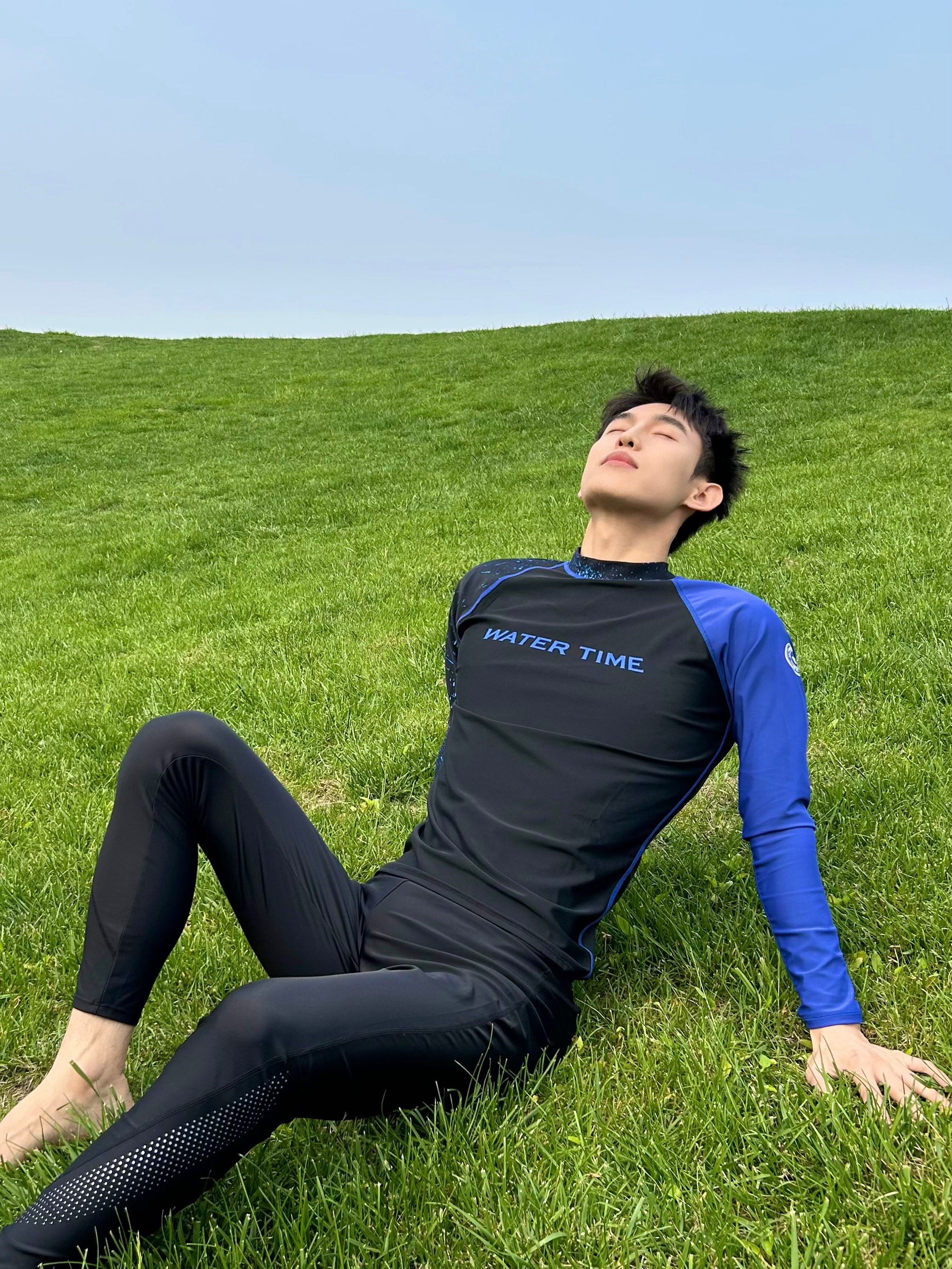 男大学生周末草坪运动也好自在呀