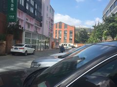 -沃尔玛上海田林店-地面停车场