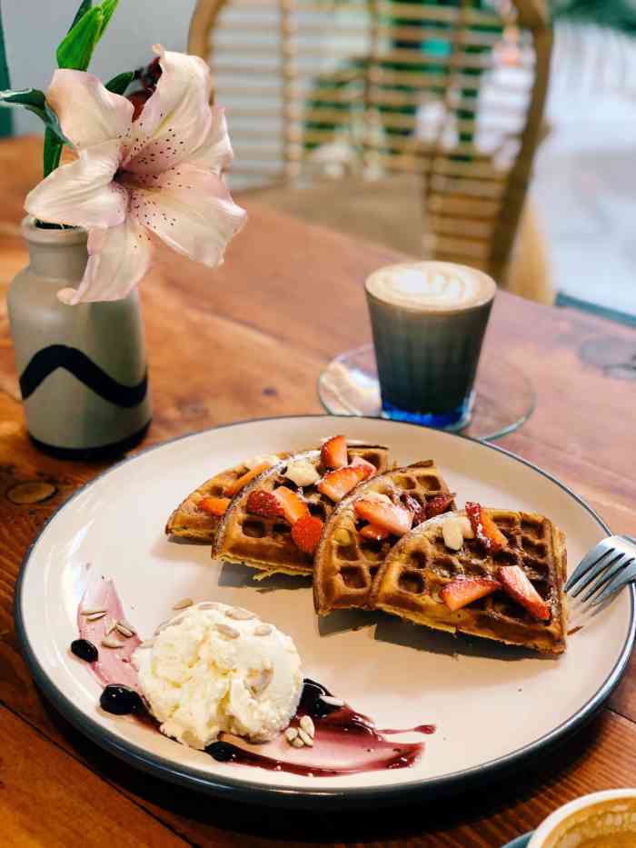 nook cafe-"外面看起来装修很不错 一进门传来一股臭味.