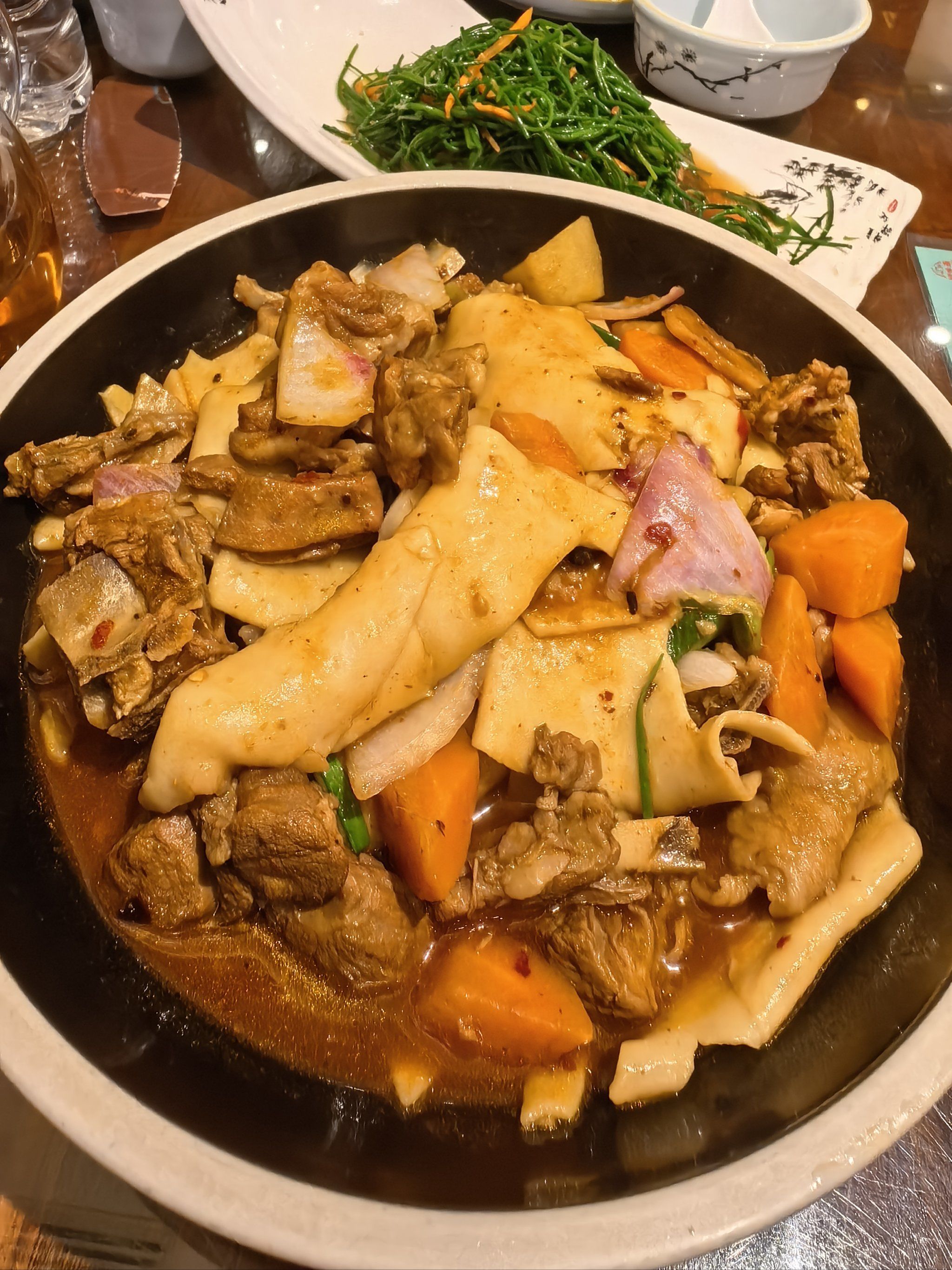中午决定来吃一顿敦煌特色的胡羊焖饼