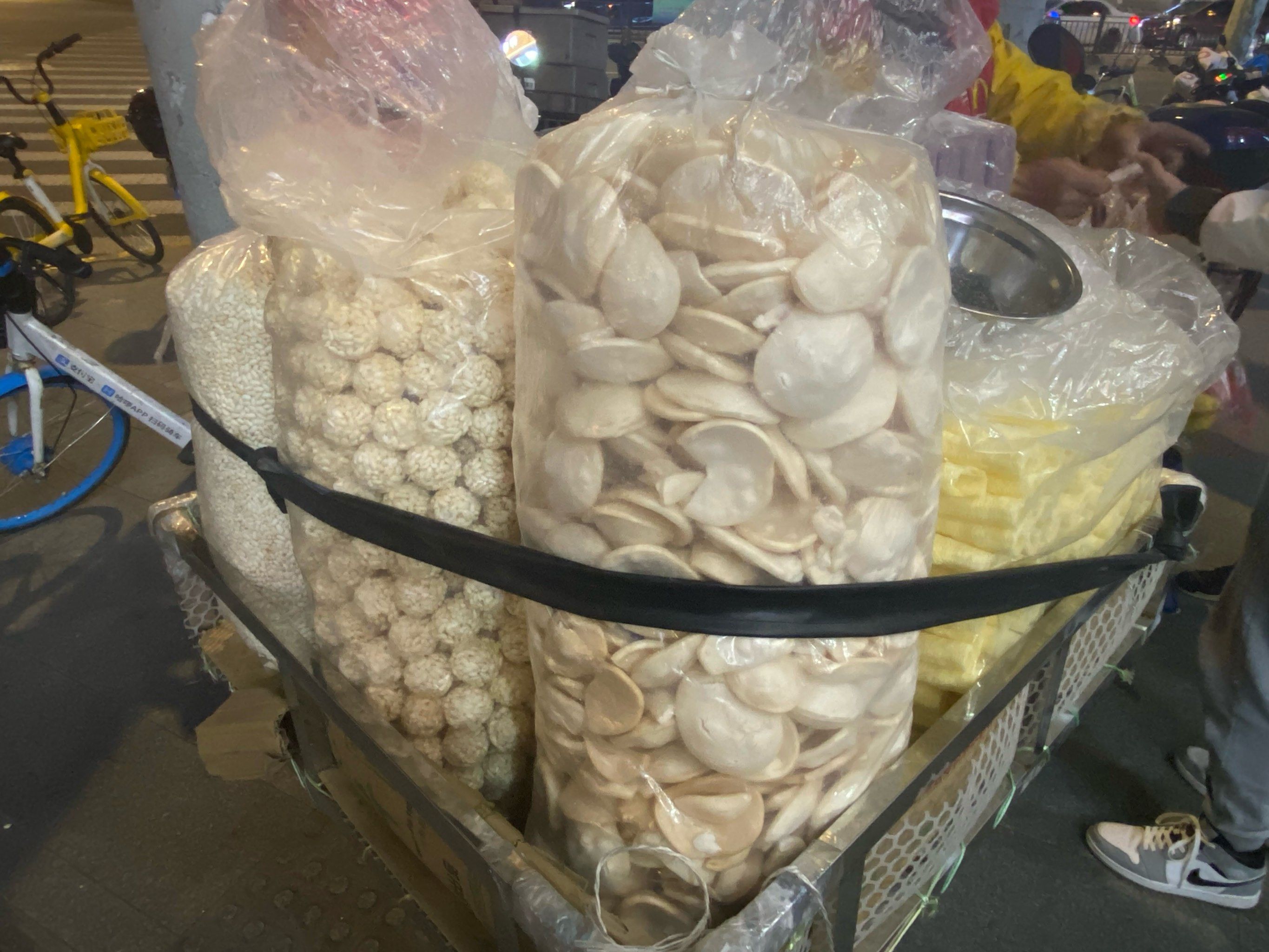 一个时代的巨响,是街边的爆米花机器,每次很远看到就吓得绕道走,从某