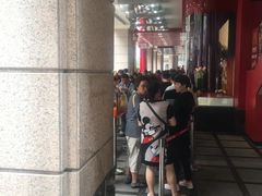 排队买月饼-泰康食品(南京东路店)