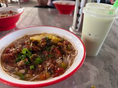 菠萝火烧肉米线-老奶烧肉米线