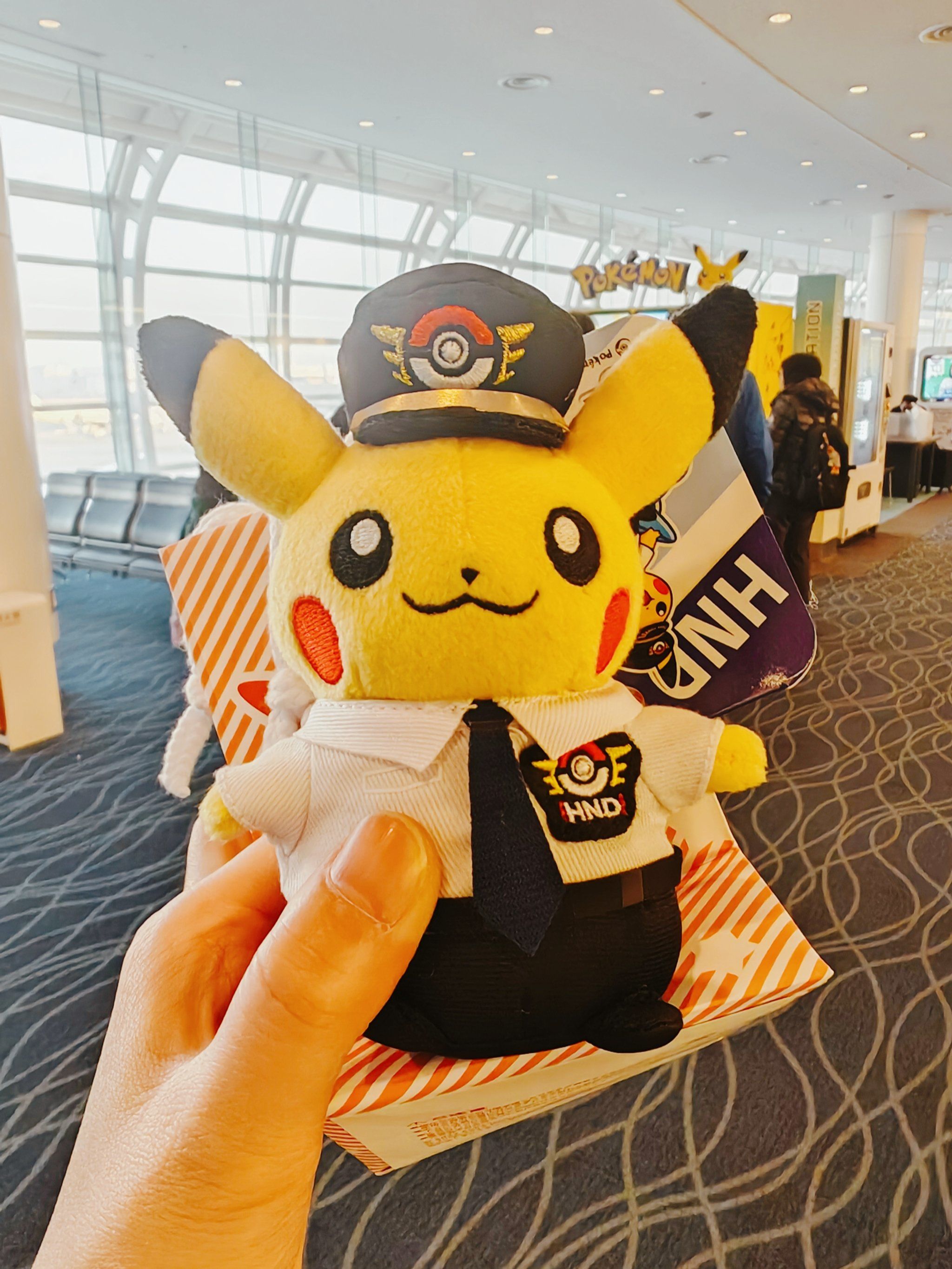 终于拿到了限定版机长皮卡丘玩偶