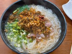 -鸿浩扒猪脚米线