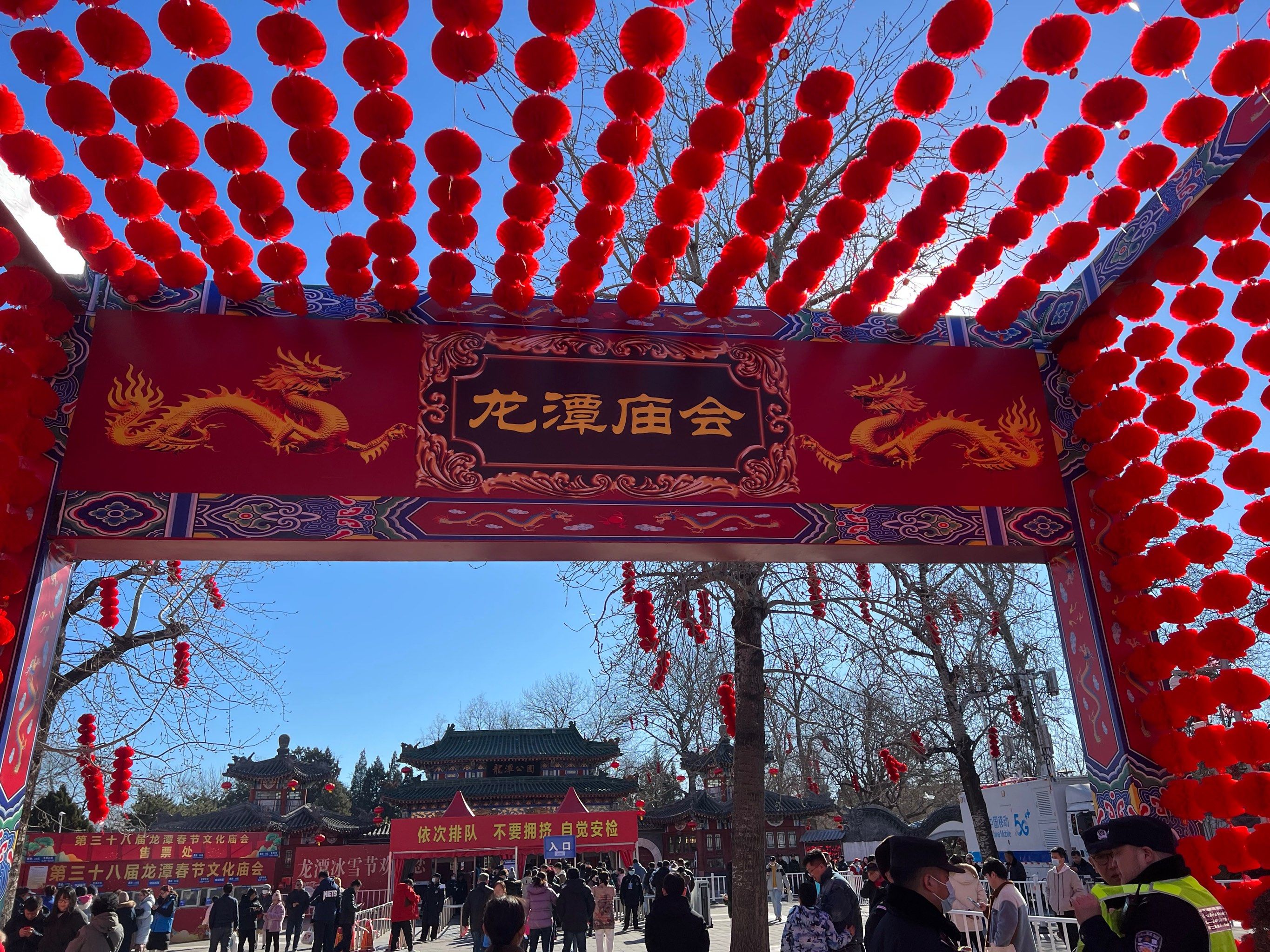 大年初六逛龙潭庙会,人少多了