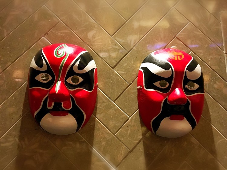 餐厅的川剧脸谱映衬主题,门口的川渝辣子让人感受到西南的火辣,嘴里