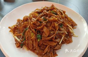 Longjiuquan Stir-Fried Beef with Rice Noodles