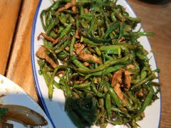 鲜豆角丝炒肉-姥姥家春饼店(佳亿时尚广场店)