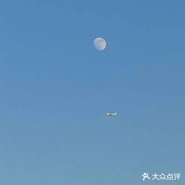 有一种传说，“年”是汉族民间传说的凶兽，头长尖角