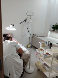 -苗方清颜专业祛痘·皮肤管理