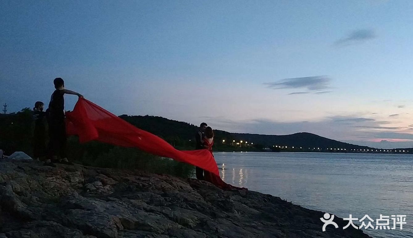 如果是往西山 过了太湖大桥右拐走沉思湾