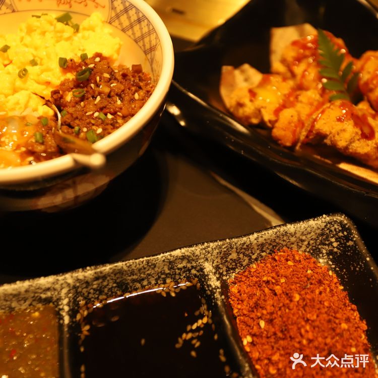 发现一家神仙烤肉店，不仅有男模帮你烤肉，还有绝美江景看