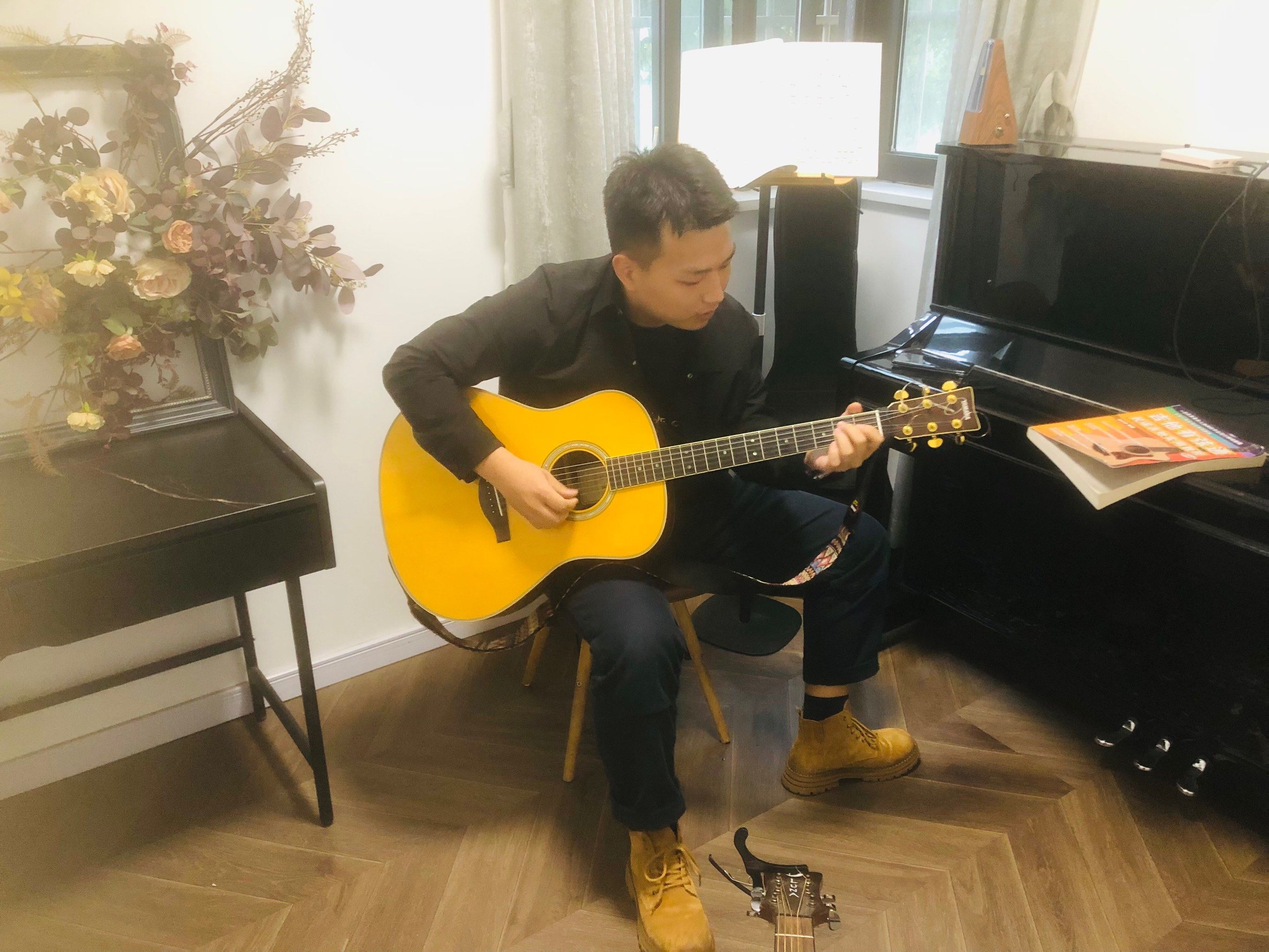 老师帅气,教的也好!吉他弹唱太酷了