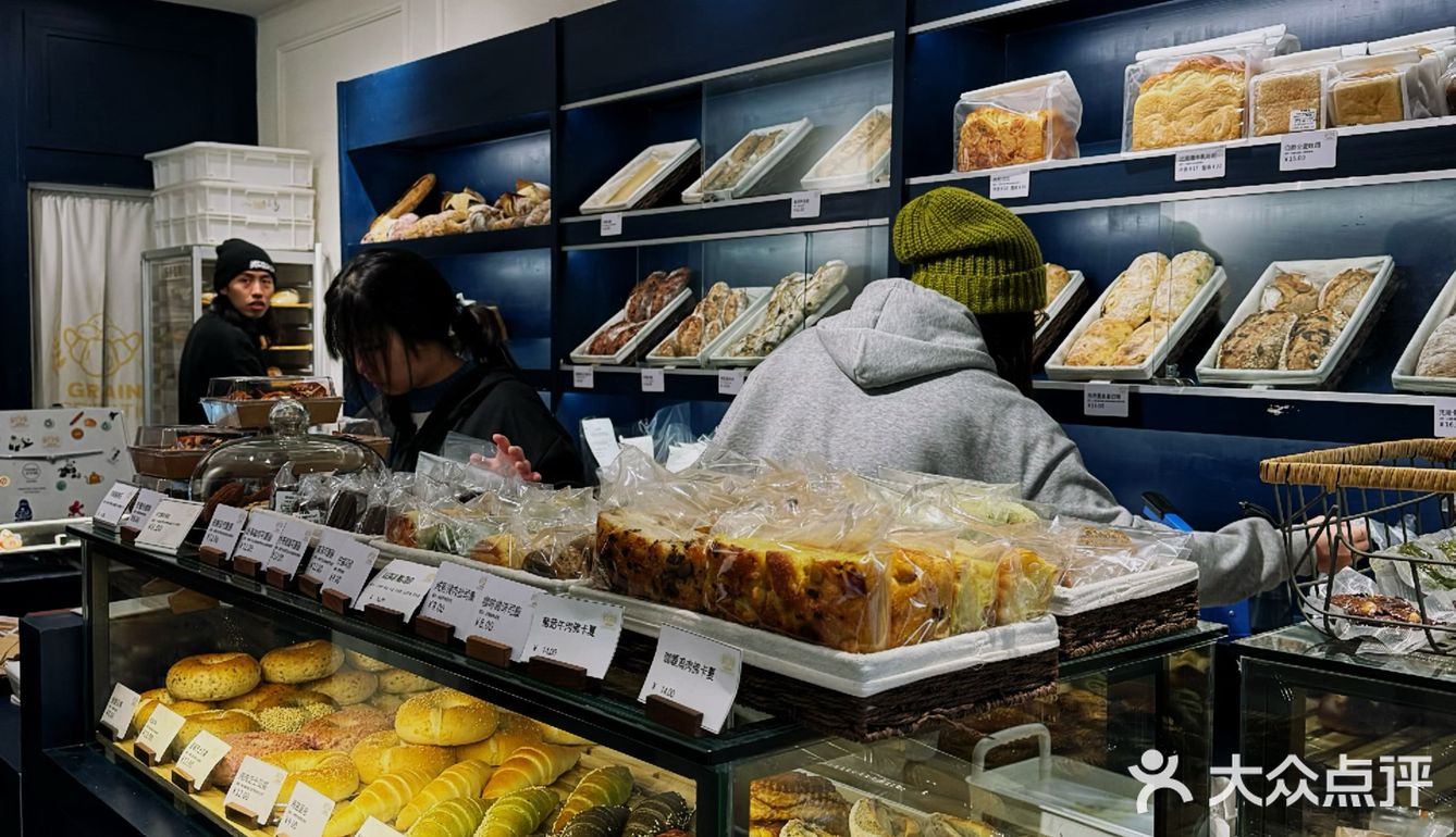 芳华街的谷悟面包，买了一堆