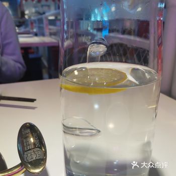 所有的菜品都放在缸子里 不同的颜色的小缸子对应不同的