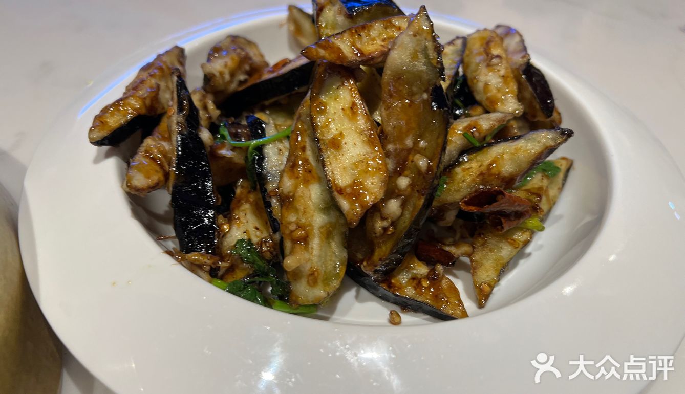 招牌新疆大盘鸡大盘鸡很大份，两个人吃都吃不完