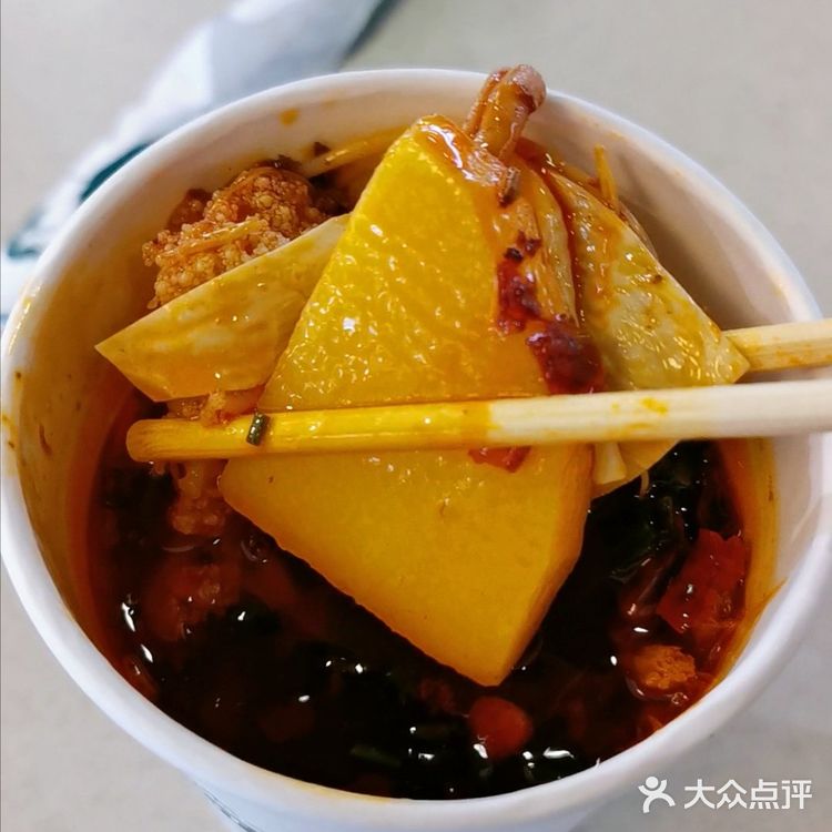 网红火锅杯，其实就是杯子装的麻辣烫呗[偷笑]