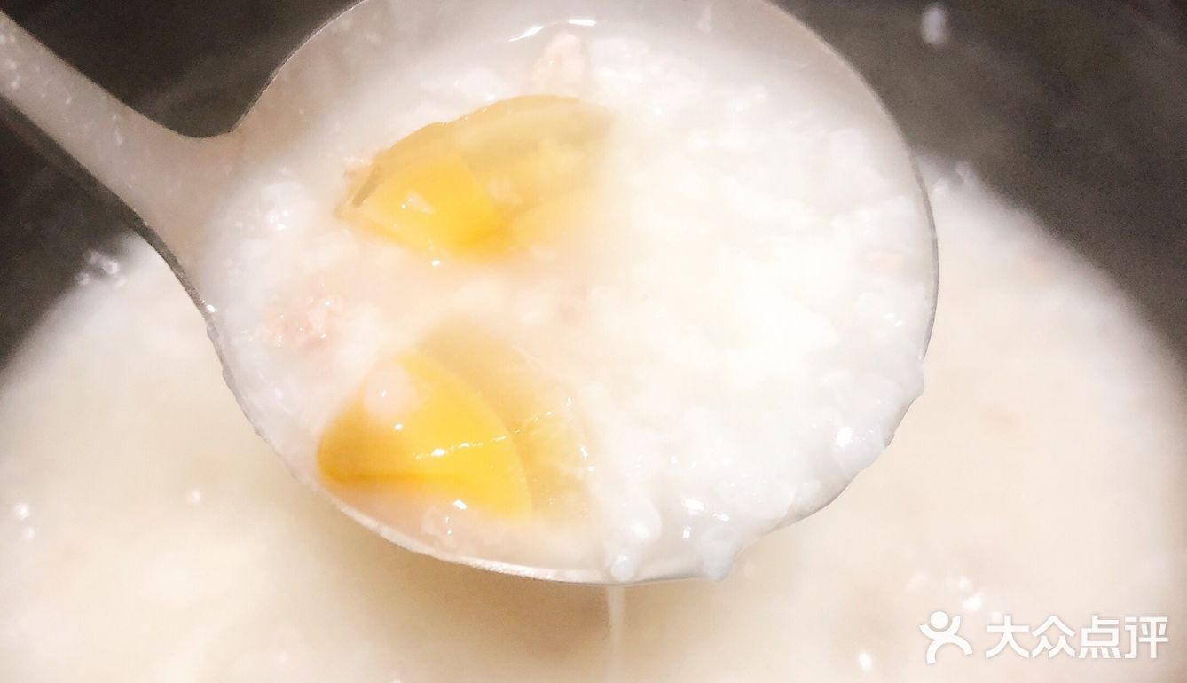 十五分钟快手早餐！营养美味的皮蛋瘦肉粥