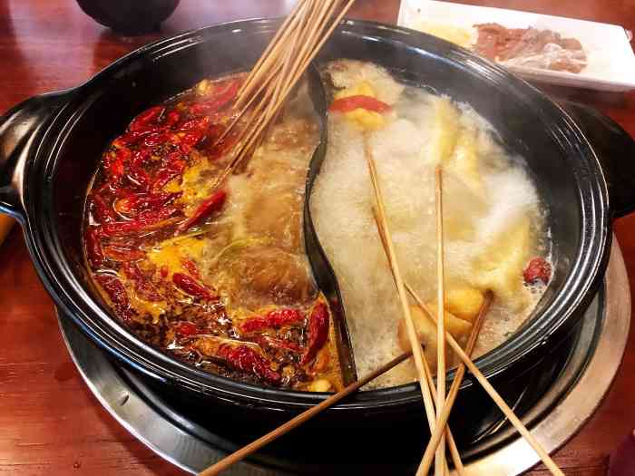 灶门签串串香(容辰店)-"这家店在容辰广场附近,位置很好找,店里人.