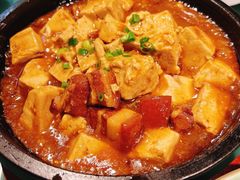 铁板豆腐炖肉-二姐家三个拿手菜·北塘海鲜·大馅锅贴王(北辰店)