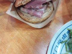 烧饼夹肘子-门框胡同百年卤煮(鸟巢店)