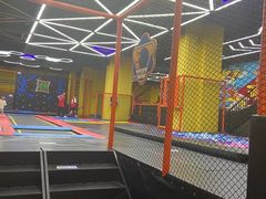 -爱蹦iBOON蹦床运动馆(江汉店)