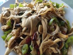 蘑菇炒辣椒-天源渔港农庄