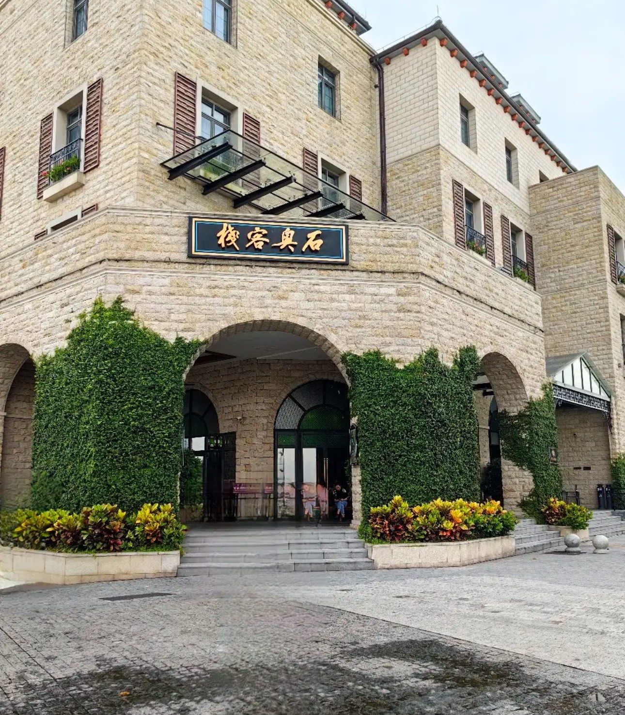石奥客栈就在广州南沙游艇会的游艇码头,直接斜对着虎门大桥,景观一流