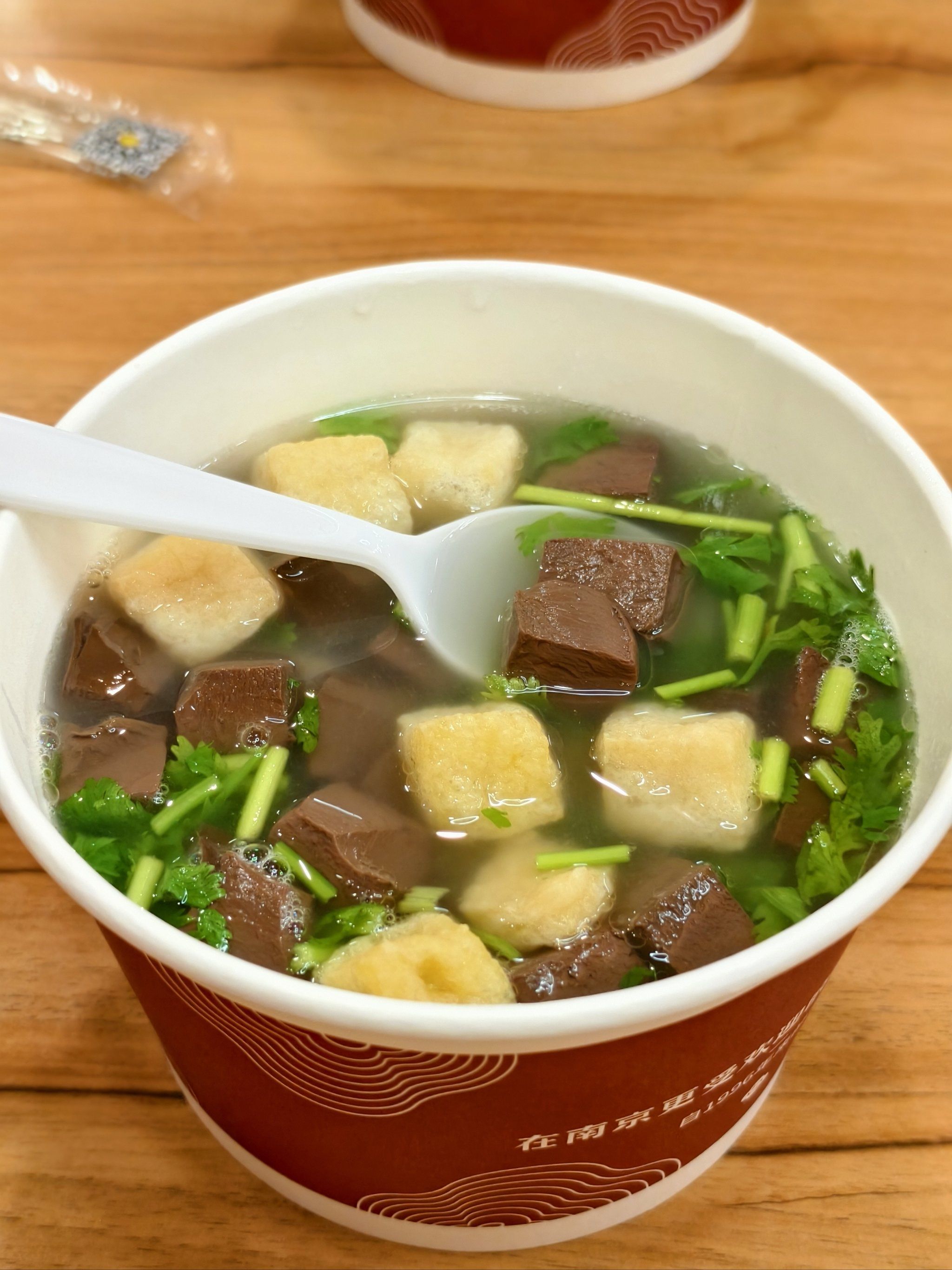 鸭血粉丝汤口感浓郁,汤汁鲜美,鸭血滑嫩