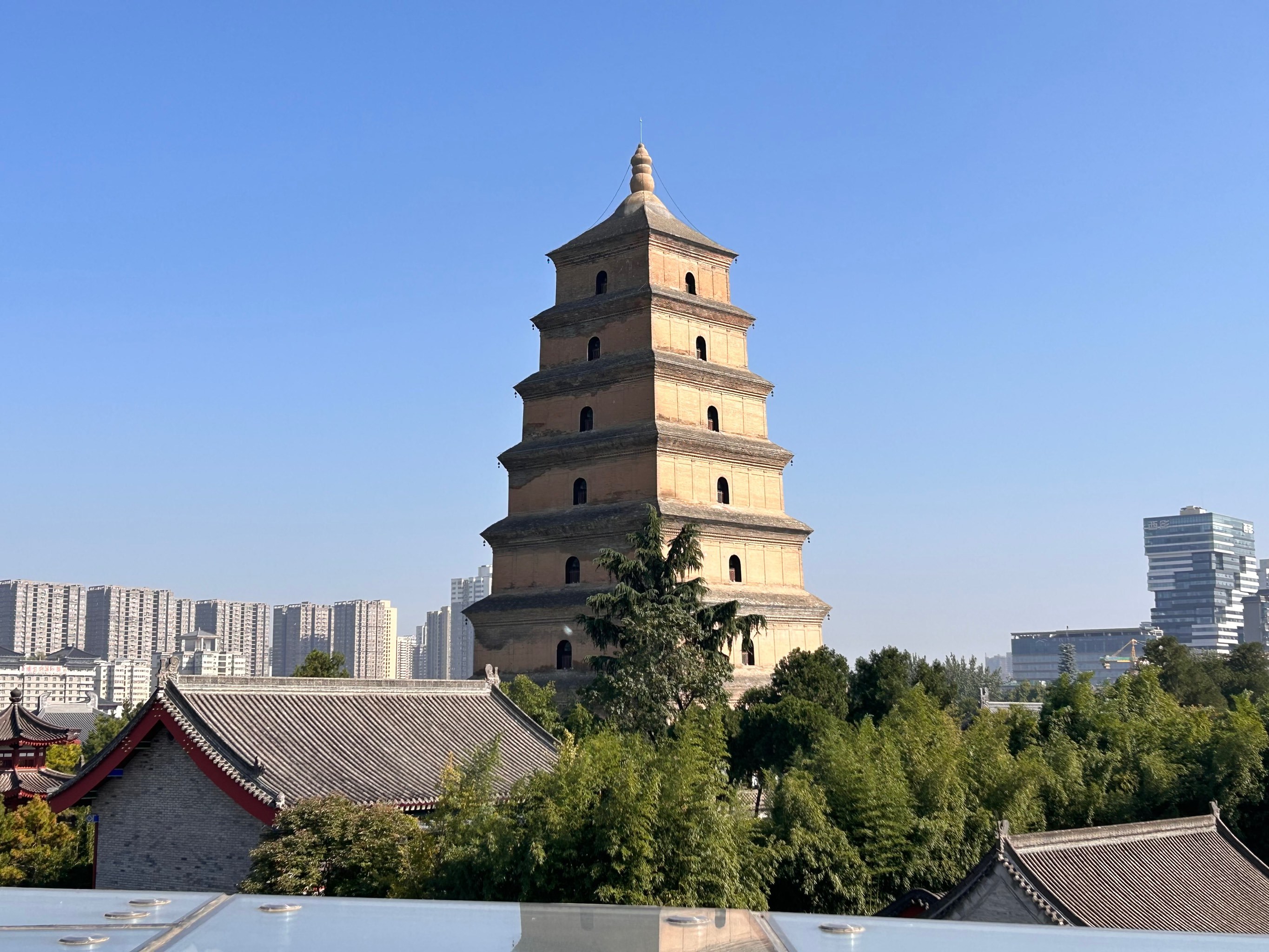 在大慈恩寺内,又名"慈恩寺塔".玄奘为保