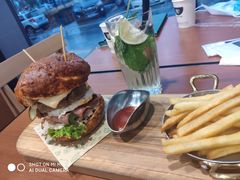 双蛋指椒牛肉汉堡-魏斯理汉堡(西安沣东吾悦店)