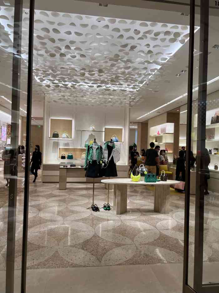 lv路易威登(罗湖万象城店)-"陪壕友逛街,工作日的下午爱马仕和lv门口.
