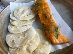 烟熏三文鱼配烤饺子皮和芥末籽酱-BOR Eatery(安福路店)