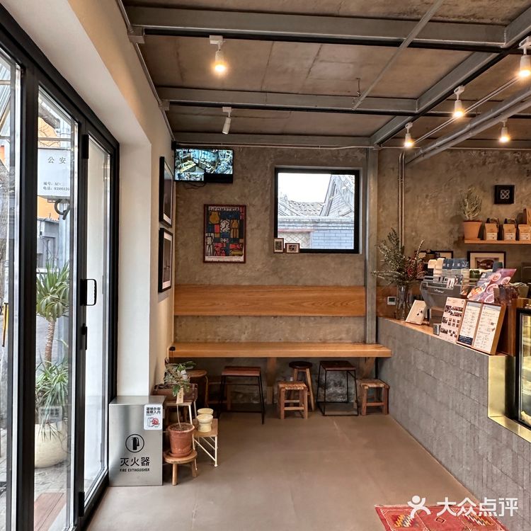找到了胡同里空间很大的咖啡馆！木质风还有猫！