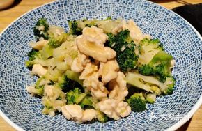 Broccoli and Fresh Walnut Salad