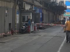 -沃尔玛上海田林店-地面停车场