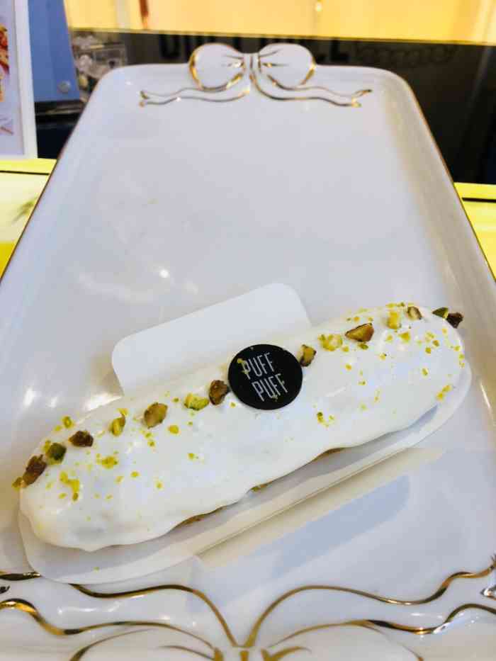 puff puff-"原价22一根的法式泡芙,跟旁边店饮品一起.