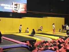 -嘿哟动霸CHUA·新潮玩运动娱乐中心·蹦床滑冰团建乐园