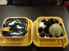 芝麻糊+雪山凉粉配抹茶球-满记甜品(巴黎春天宝山店)