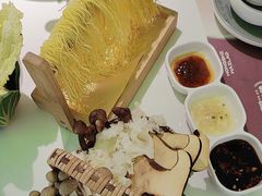 -洪氏嗨捞·广东猪肚鸡·椰子鸡火锅(西咸万象城店)